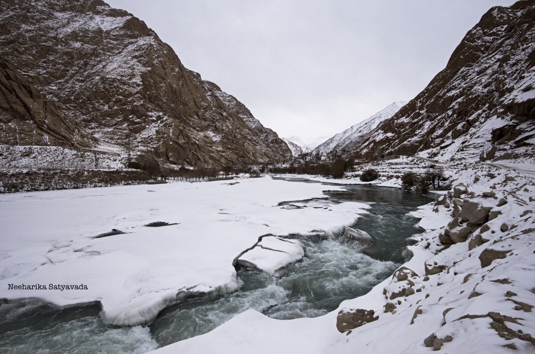 The eddying swirls of the Indus River along the road.JPG